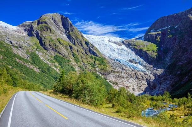 挪威人风景和路,冰河和绿色的山.norwegisc挪威的