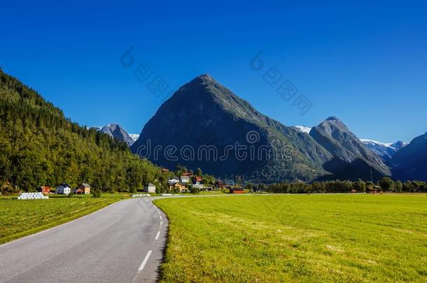 挪威人风景和路和绿色的山.挪威