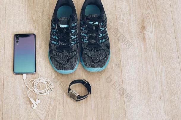 冷静的赛跑者旅游鞋和智能手机,耳机和一家美国科技公司运动