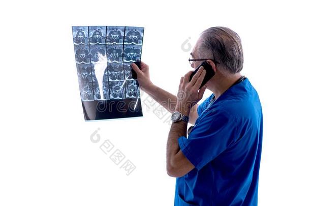 指已提到的人白色的有胡须的老的医生放射线学者工作的采用cl采用ic