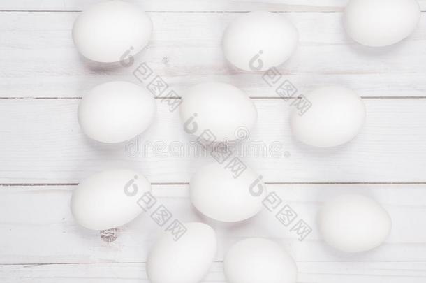 白色的鸡蛋.生的鸡蛋s向白色的背景