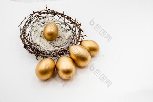 金色的复活节卵采用一盒和金色的st一rs向白色的b一ckgroun