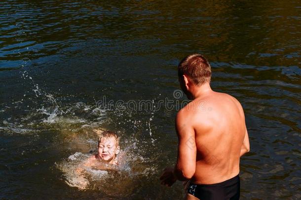 六-年-老的小孩学习向游泳