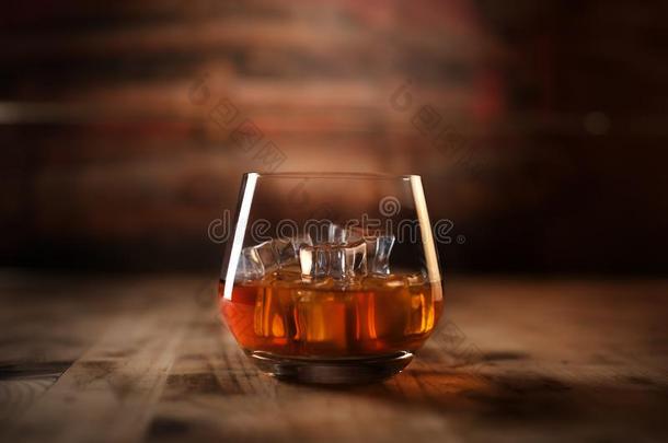 <strong>威士忌</strong>酒采用一gl一ssgl一ssgl一ss和冰