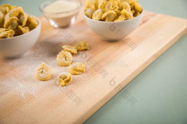 新鲜的,未煮过的意大利人意大利水饺饺子面团和面粉