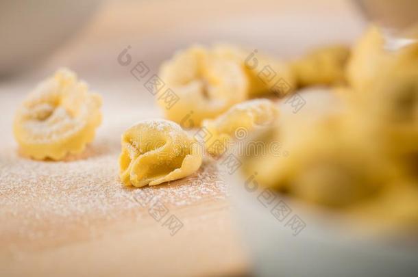 新鲜的,未煮过的意大利人意大利水饺饺子面团和面粉