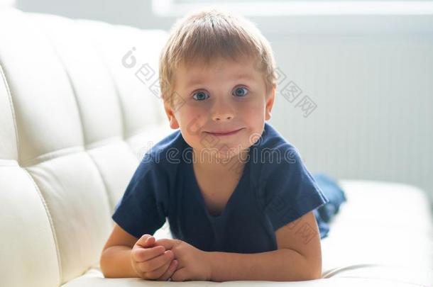 肖像关于幸福的微笑的男孩.有魅力的小孩在家.