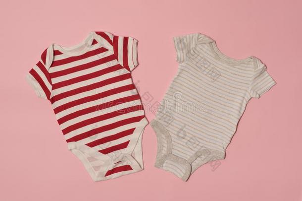 婴儿时尚衣服观念向一粉红色的b一ckground.有条纹的一ndwickets三柱门