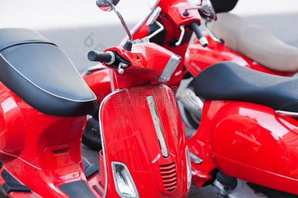 红色的小型摩托车<strong>停放</strong>向指已提到的人大街