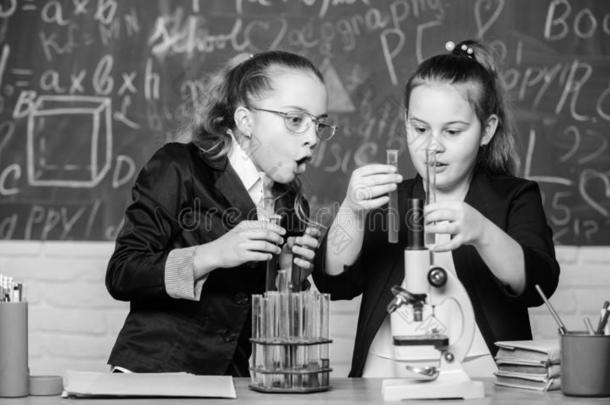 生物学学校教训.小的女儿采用学校实验室.正规的学校