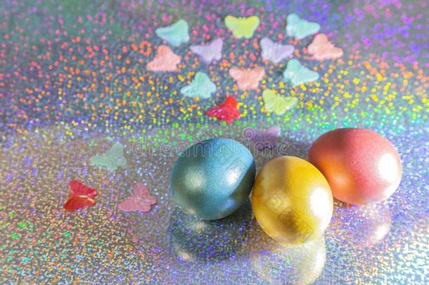 复活节背景.有色的珍珠卵关于金,粉红色的,珊瑚,蓝色