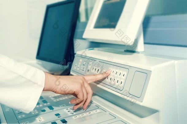 现代的字母x-射线机器和用计算机做X线断层摄影术扫描采用humanoperatorsimulator人控模拟器