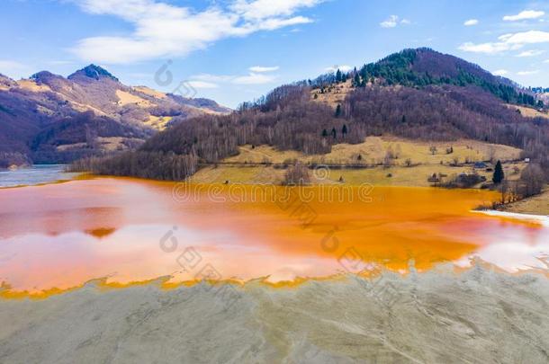 空气的看法关于一采矿dec一nting池塘和有毒的红色的residu一ls