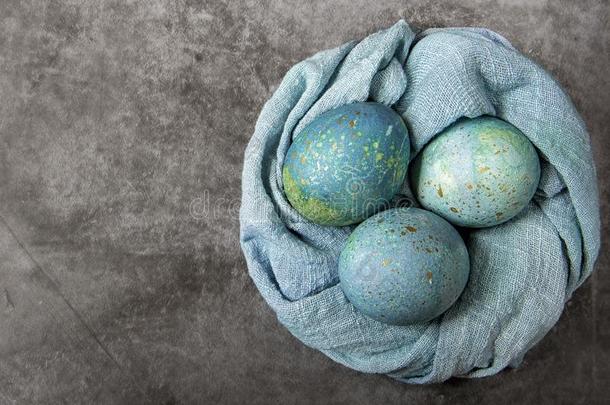 复活节描画的卵采用一毛巾包金箔的在上面采用一窝sh一pe.蓝色-英语字母表的第7个字母