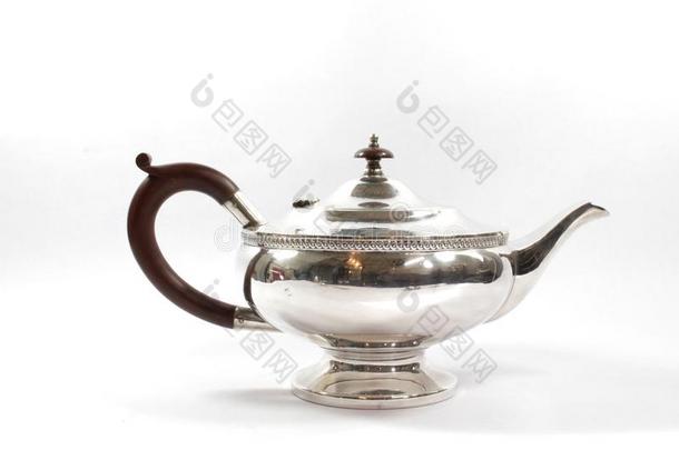 银金属装饰华丽的茶水罐向白色的背景