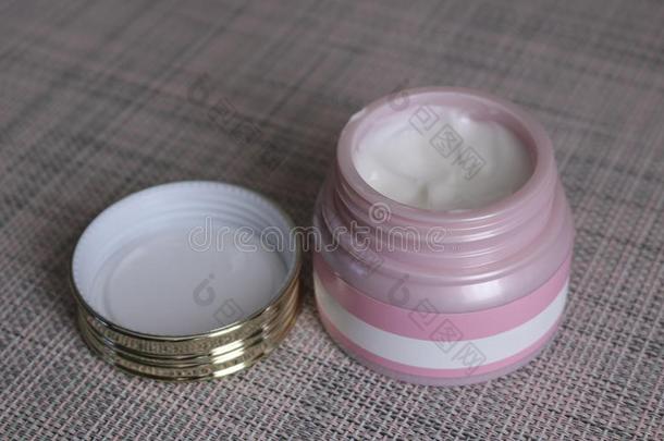 白色的塑料制品罐子和盖子为美容品化妆,特写镜头.