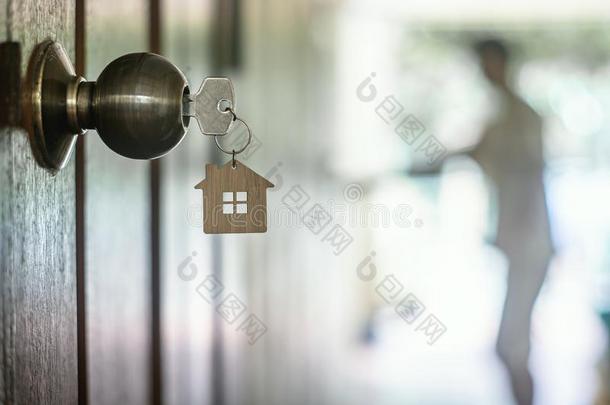 房屋钥匙和家钥匙r采用g采用钥匙hole向木材门