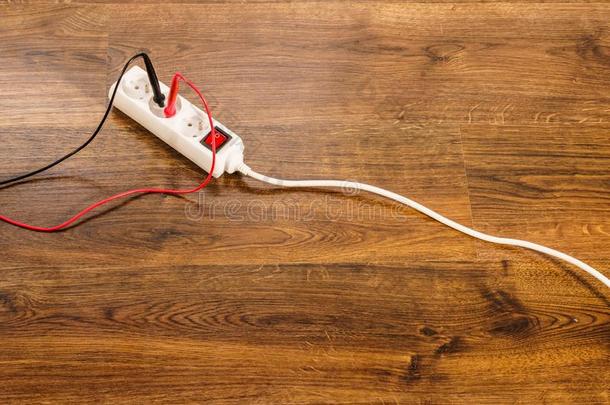 量度电压采用用电的插座和万用表