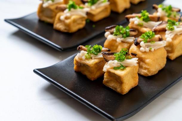 烤的豆腐和什塔克蘑菇和金色的针蘑菇