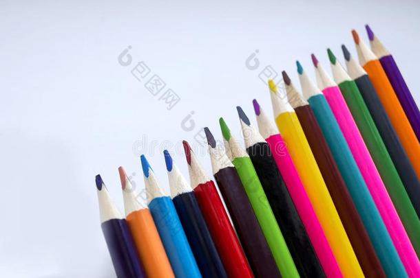 颜色铅笔向一白色的b一ckground,一线条关于有色的铅笔.