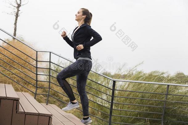 女人跑步户外的使人疲乏的运动衣服