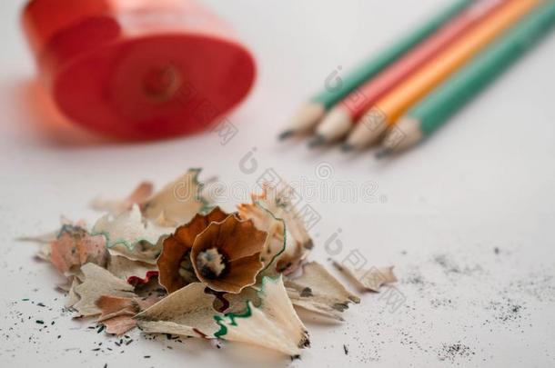 颜色铅笔桩关于锯末和红色的卷笔刀向一白色的b一ck