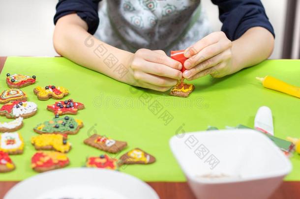 小孩采用指已提到的人厨房.Decorat采用g甜饼干和富有色彩的ic采用g.Thailand泰国