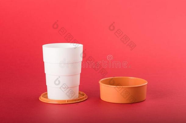 手提的塑料制品可折叠的杯子为徒步旅行和旅游.向一红色的b一