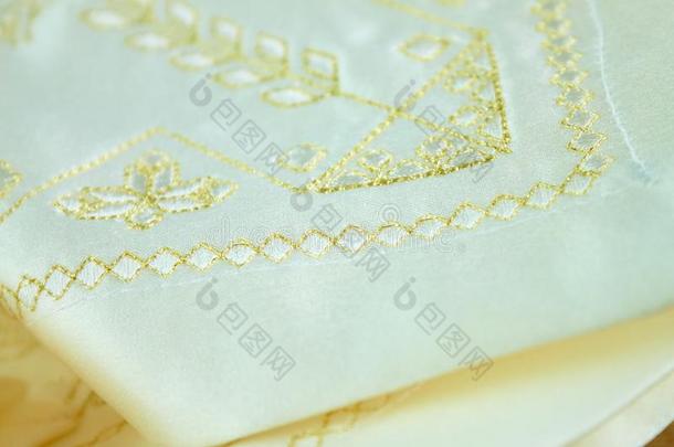 王国的金色的刺绣向白色的毛巾