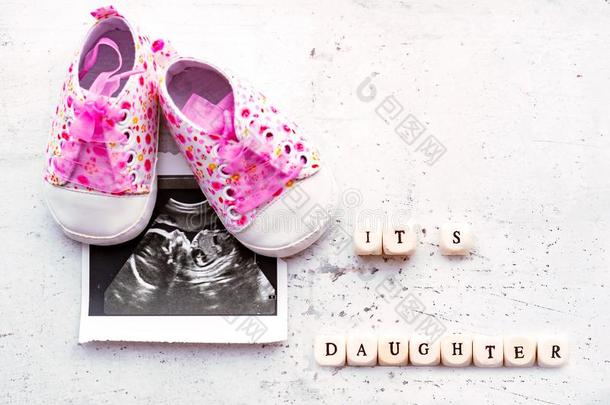 粉红色的婴儿婴儿袜和一照片关于ultr一sound为20一星期向一