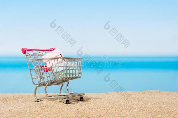 夏签约,购物旅行.运货马车向指已提到的人海滩