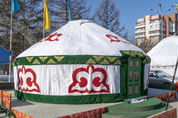 白色的圆顶帐篷,房屋<strong>哈萨克</strong>人游牧的部落看台向指已提到的人大街