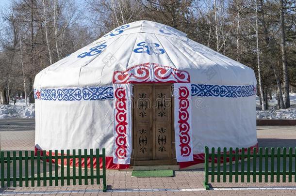 白色的圆顶帐篷,房屋哈萨克人游牧的部落看台向指已提到的人大街