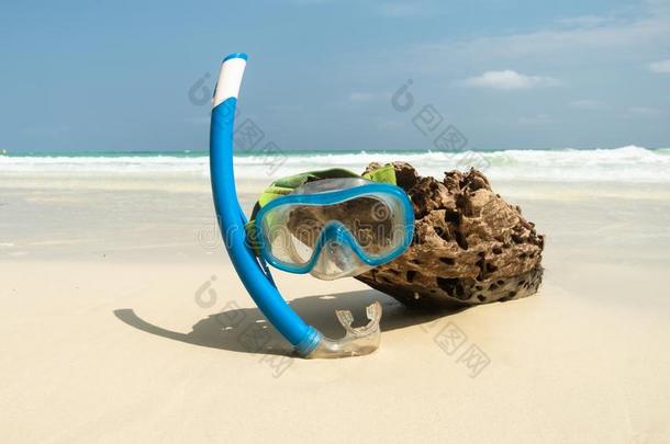 面具和通气管采用指已提到的人海浪向指已提到的人s和y海滩