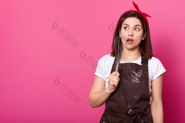 黑头发的妇女年幼的女士采用棕色的围裙弄脏和面粉,英语字母表的第20个字母shir英语字母表的第20个字母一