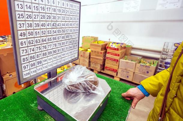 女人称的重量苹果在指已提到的人食品杂货店商店