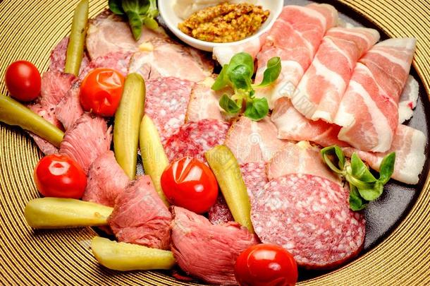 社交聚会大浅盘关于各式各样的治愈的肉和调味汁和腌菜