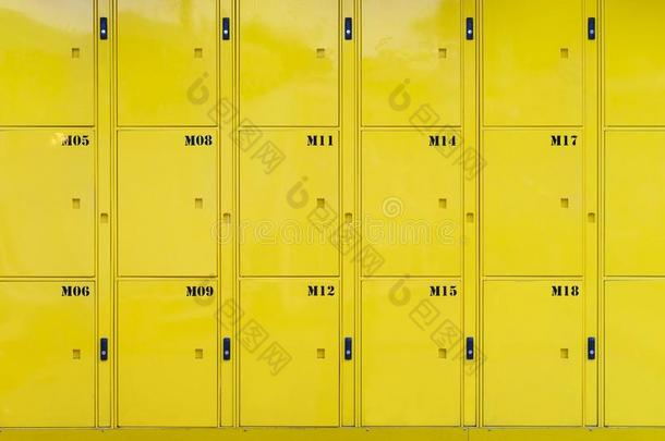 垛关于黄色的寄物柜门在公众的寄物柜服务