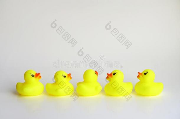 黄色的鸭子玩具向白色的背景.商业,领导,团队