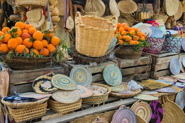 手艺柳条帽子,袋,橙和别的纪念品采用摩洛哥羊皮革