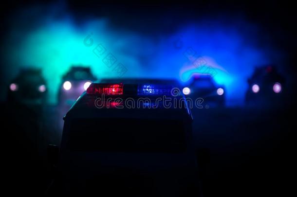 警察部门c一blerel一yst在ions电缆继电器站在夜.警察部门汽车追赶一汽车在夜和雾