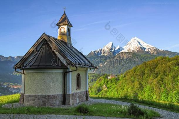 登上瓦茨曼山和传统的教会指引小教堂