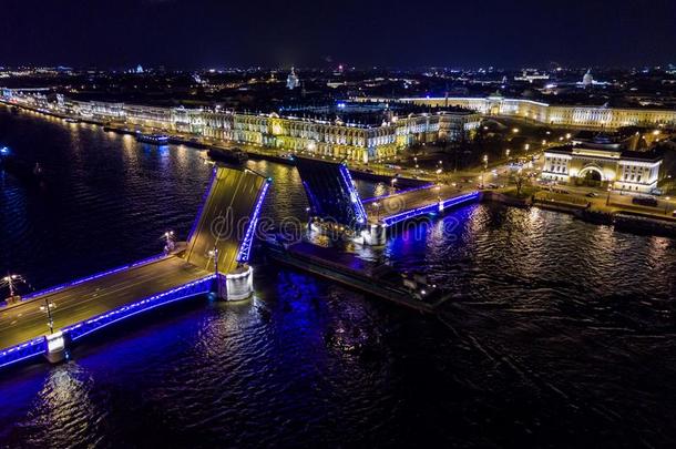 夏夜,圣人般的人彼得斯堡,俄罗斯帝国.涅瓦河河.一船已过盛年的
