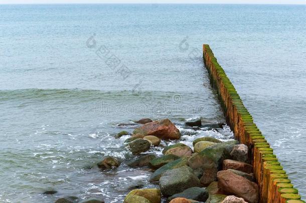 海石头在近处指已提到的人防波堤,防波堤采用指已提到的人海
