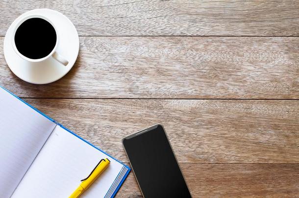 智能手机,咖啡豆杯子,笔记簿和笔向工作的酿酒的木制的