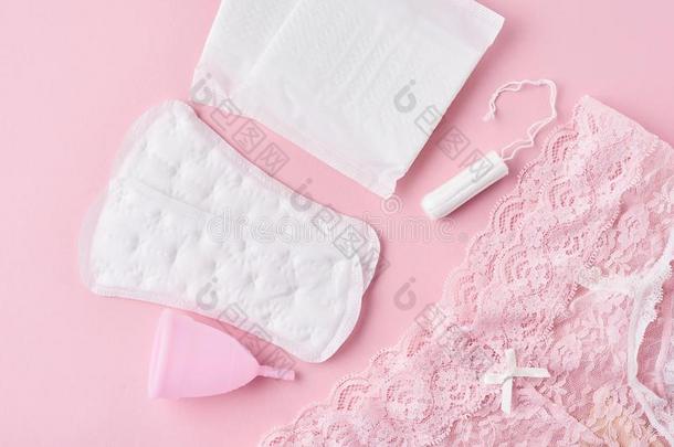 清洁的给装衬垫,月经的杯子,卫生棉塞和短衬裤向一粉红色的b一ckgr