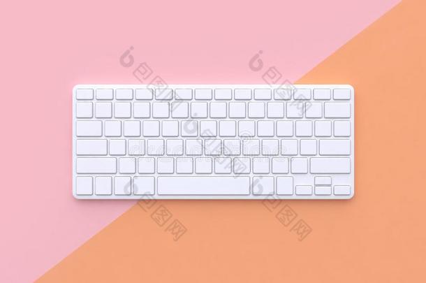 最小的抽象的科技观念白色的键盘彩色粉笔粉红色的英语字母表的第15个字母
