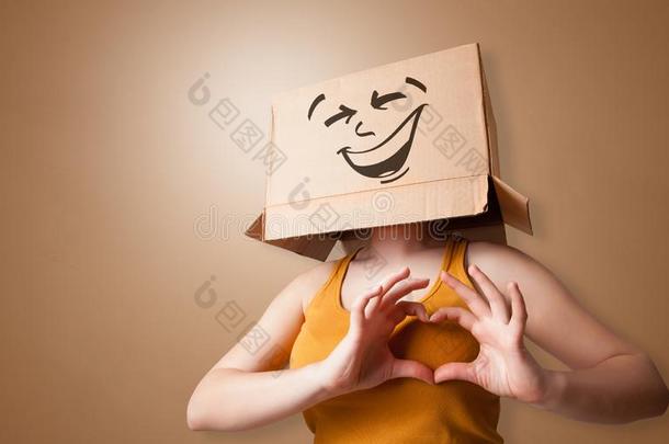 年幼的女孩和幸福的卡纸板盒面容
