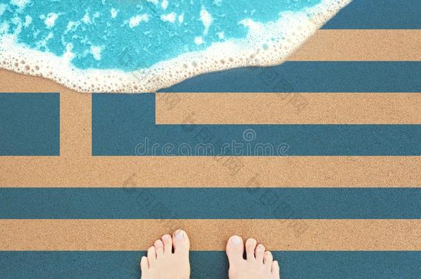 脚向指已提到的人和煦的：照到阳光的沙的海滩和旗.看法从顶向海浪