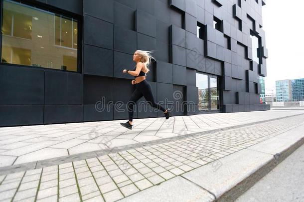 快的跑步年幼的女人使人疲乏的有关运动的顶采用现代的城市<strong>游戏</strong>《<strong>传奇</strong>》服务端下的一个文件夹名